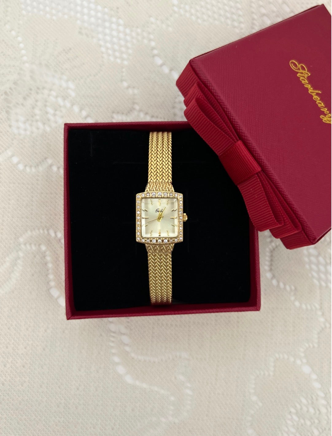 Carré de Perle Gold Watch