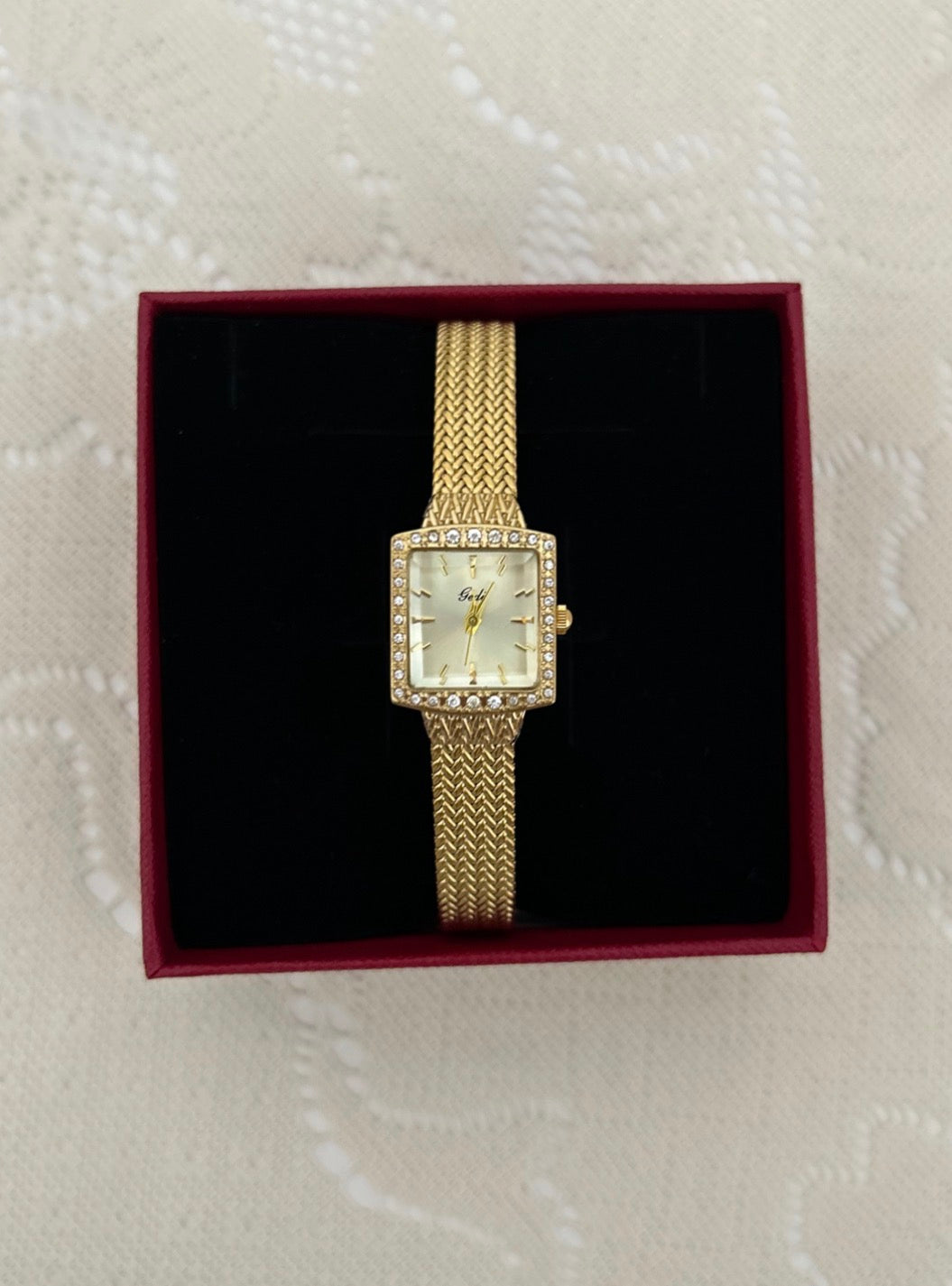 Carré de Perle Gold Watch