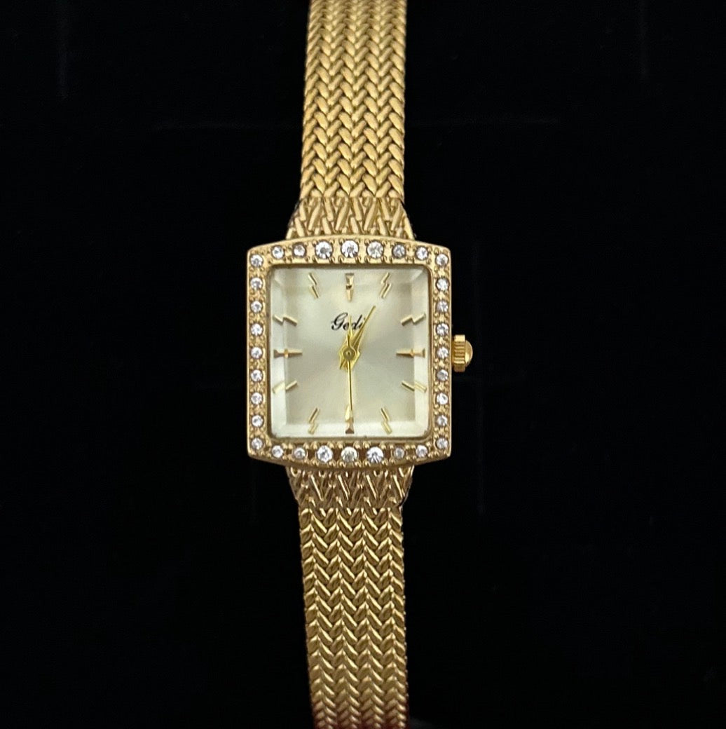 Carré de Perle Gold Watch