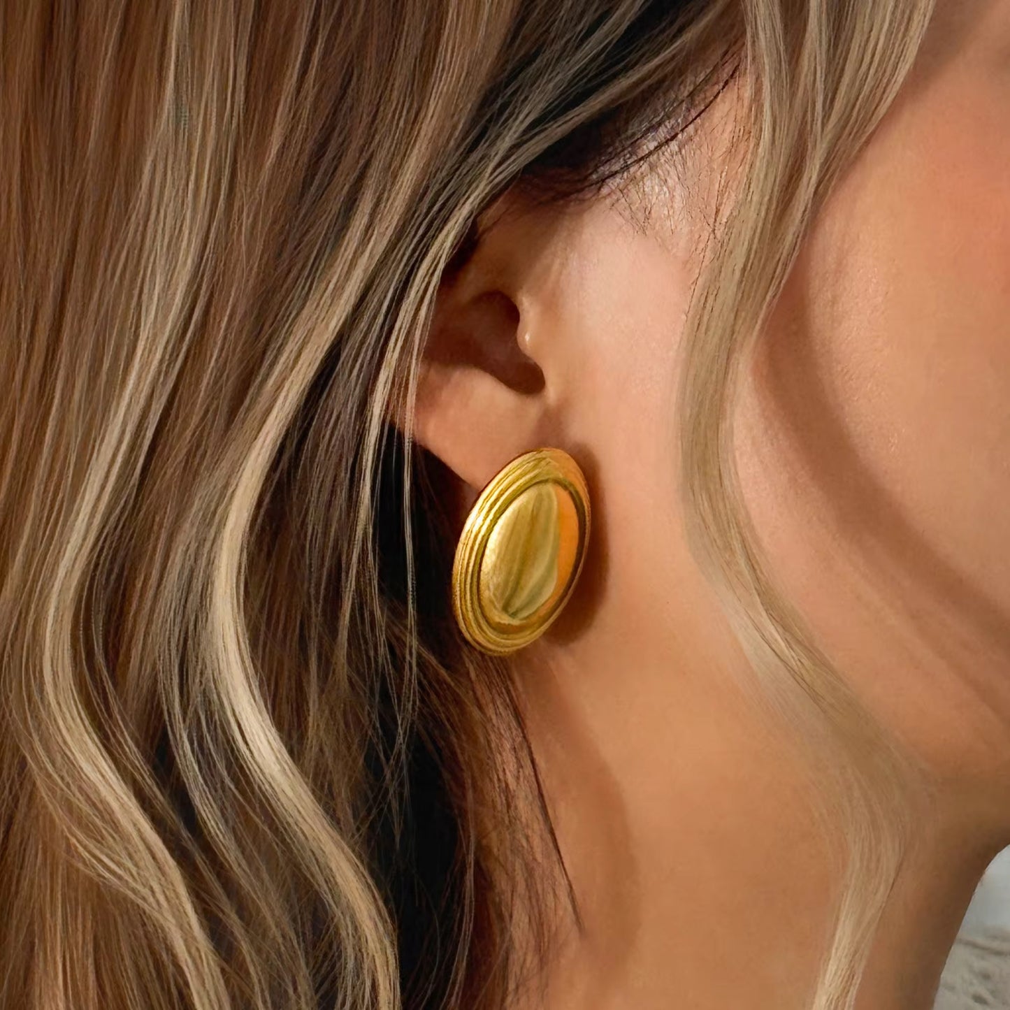 Vel Gold Oval Stud Earrings